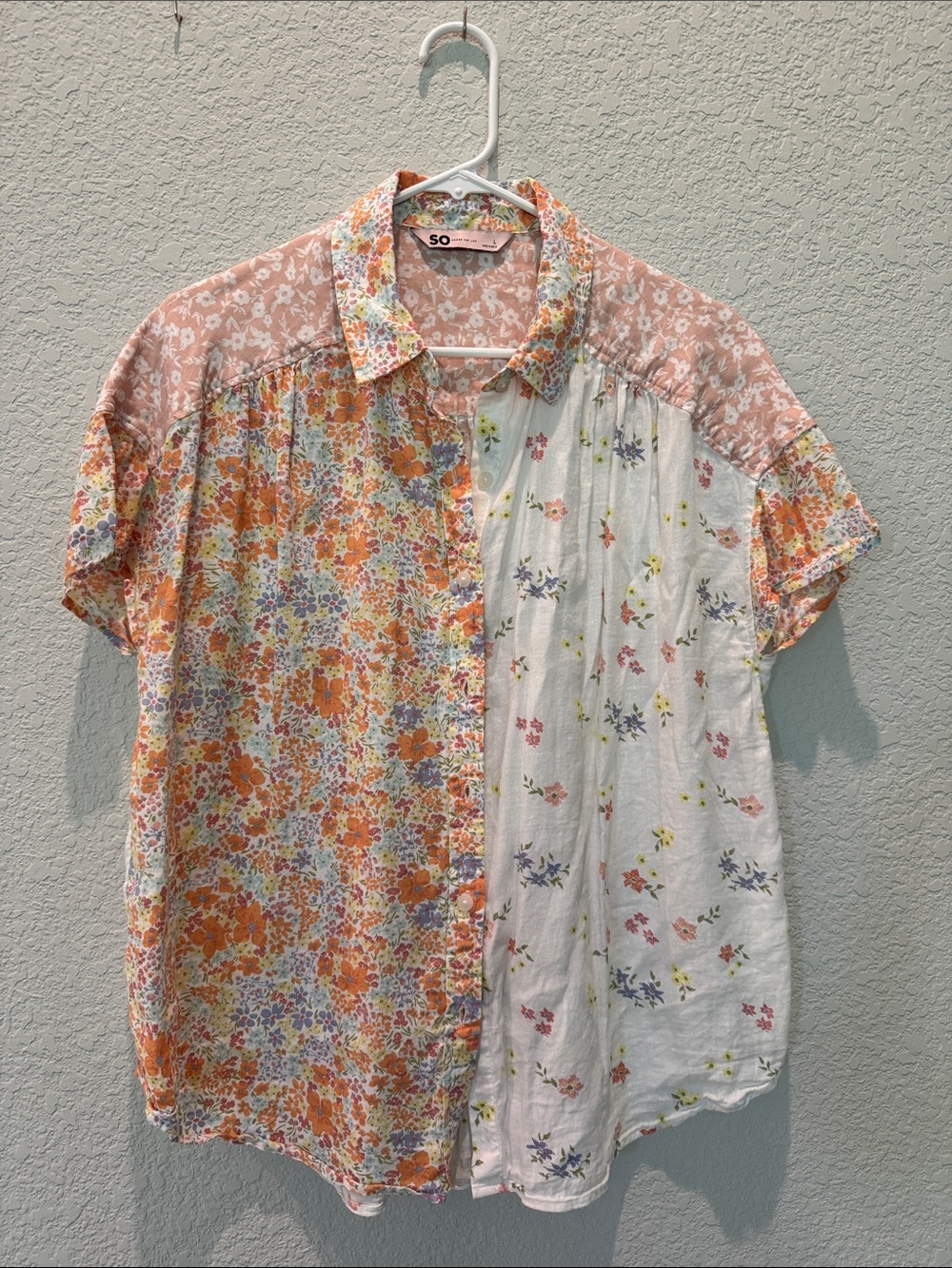 SO Women's Mixed Floral Button-Up Blouse - Peach & White